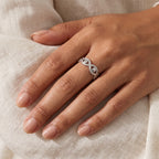 Anillo Infinitos de bolitas plateado puesto