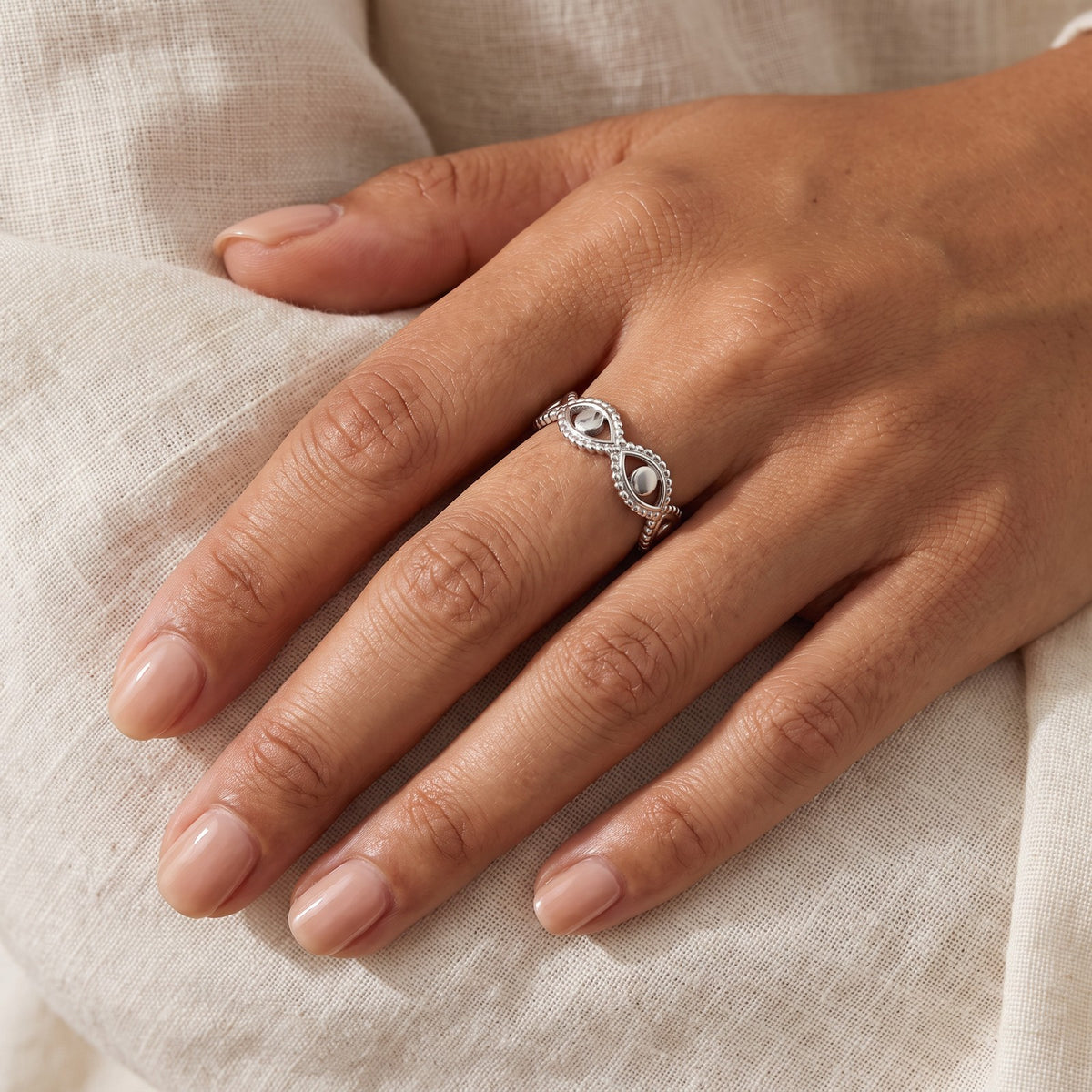 Anillo Infinitos de bolitas plateado puesto
