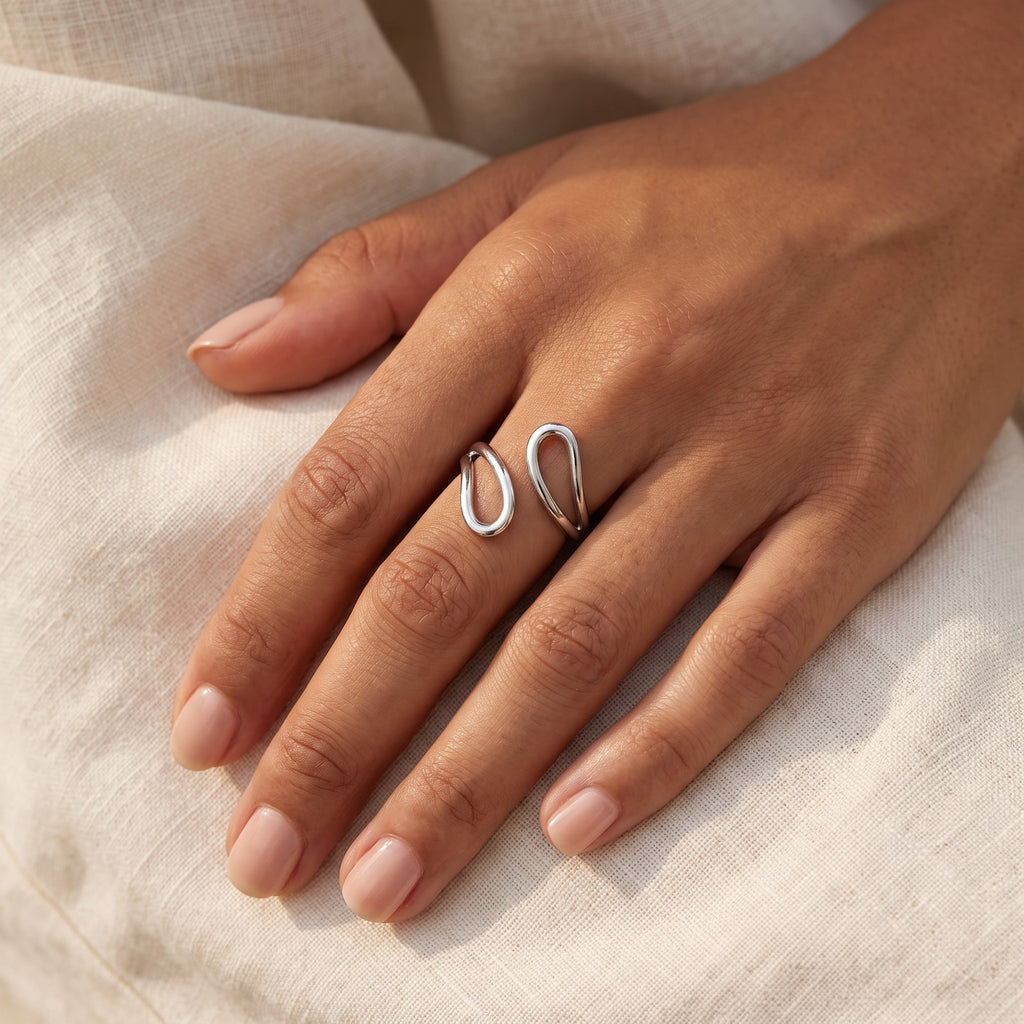 Anillo Lazo ondulado plateado puesto