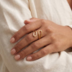 Anillo Lazo ondulado dorado puesto