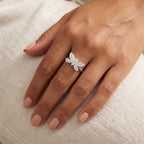Anillo Libélula de hojas plateado puesto