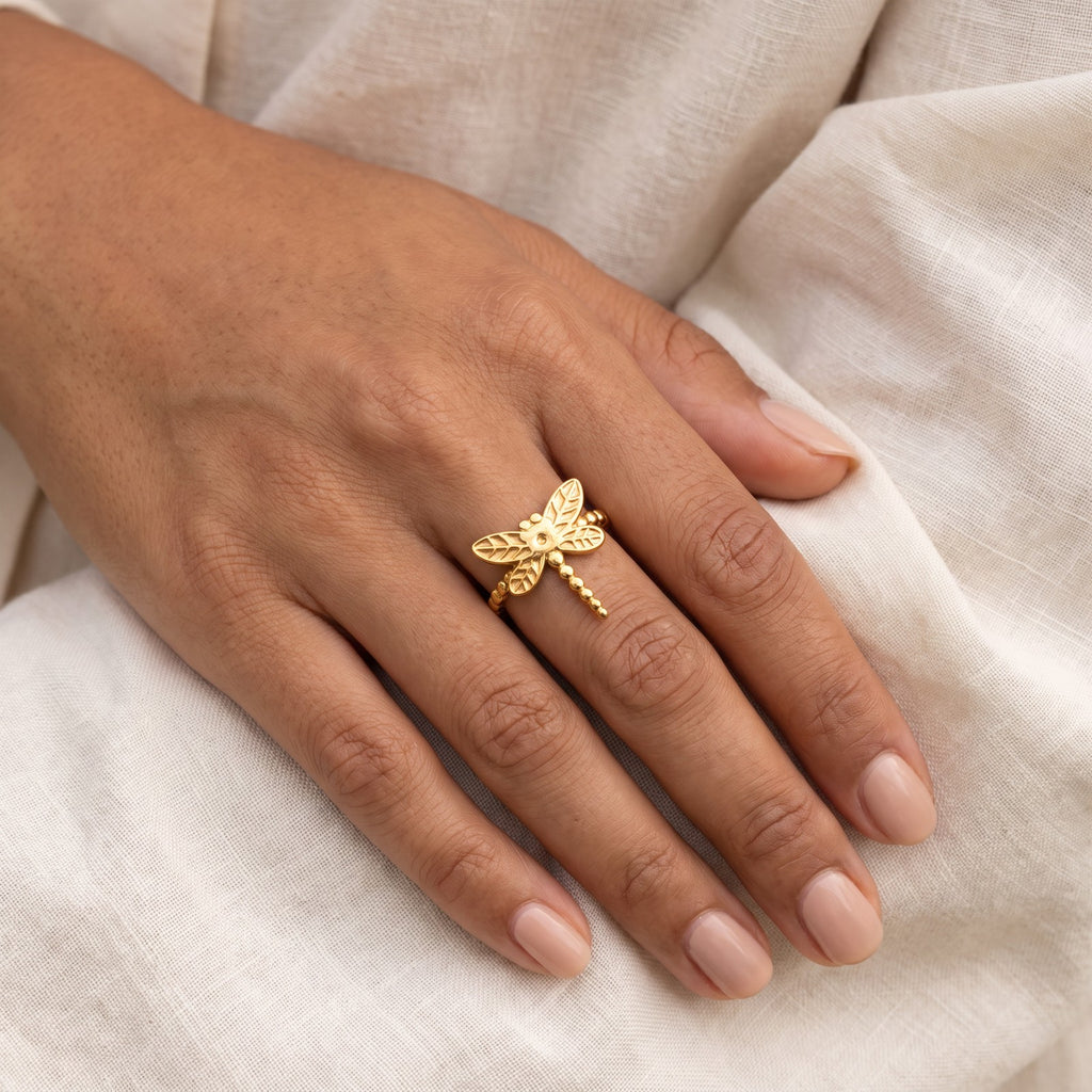 Anillo Libélula de hojas dorado puesto