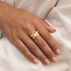 Anillo Libélula de hojas dorado puesto