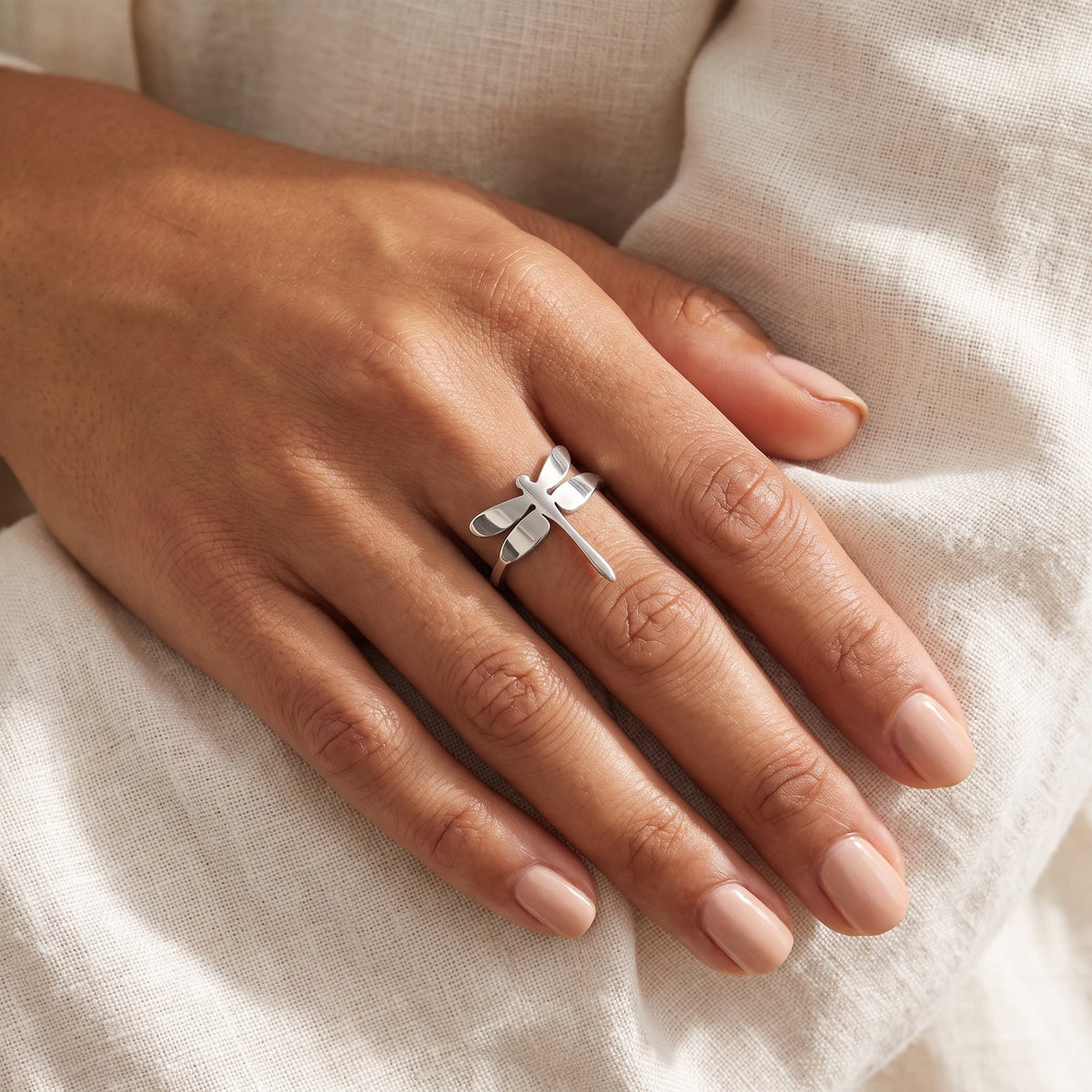 Anillo Libélula grande plateado puesto