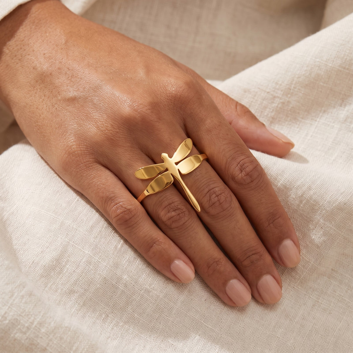 Anillo Libélula grande dorado puesto