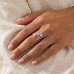 Anillo Libélula plateado puesto