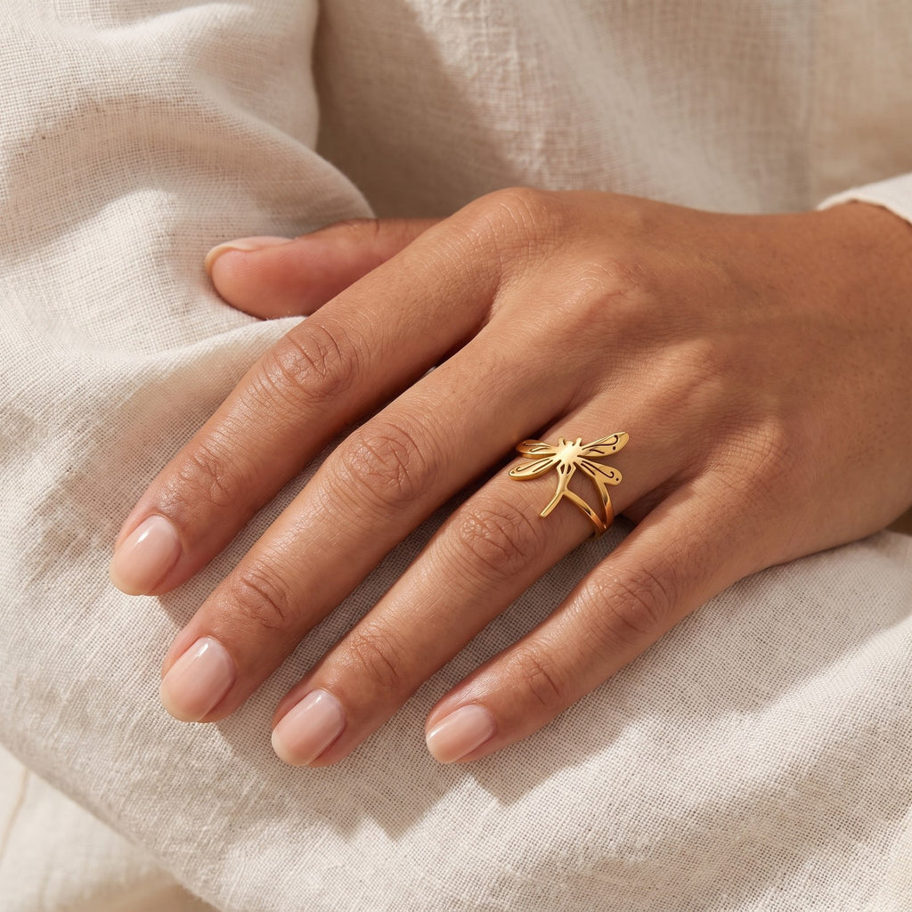 Anillo Libélula dorado puesto