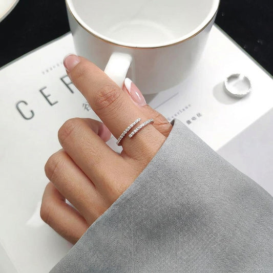 Anillo Línea de Zirconias Brillantes