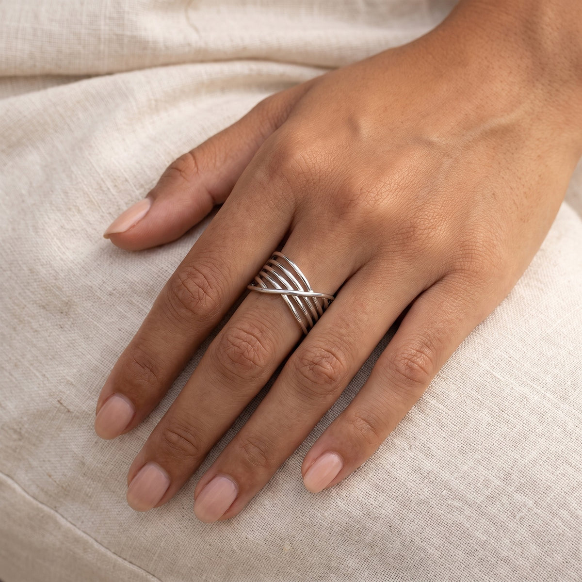 Anillo Líneas cruzadas plateado puesto