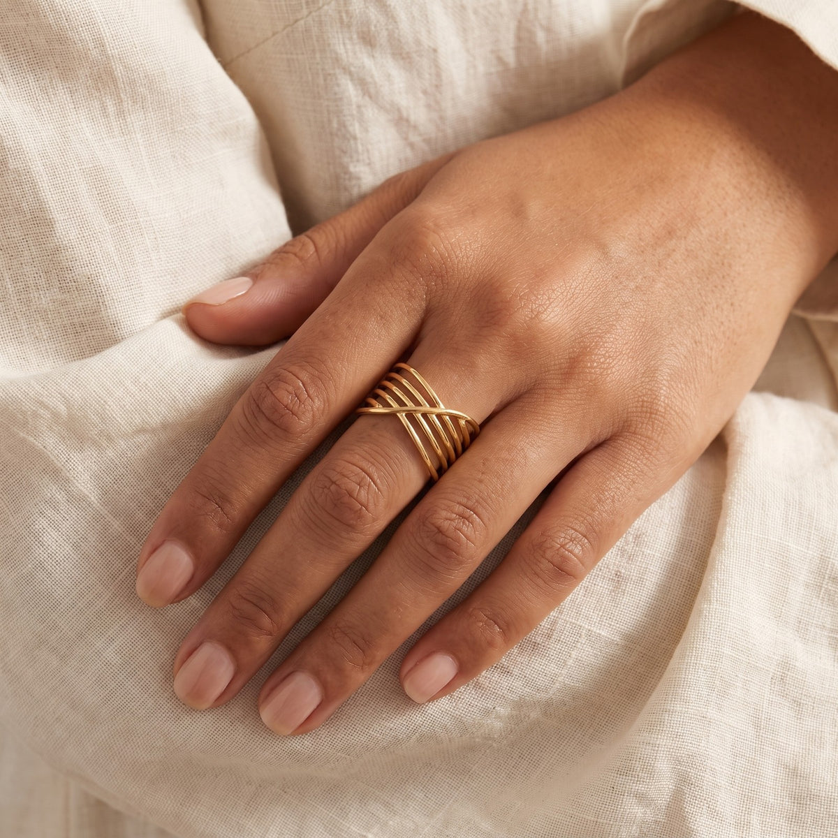 Anillo Líneas cruzadas dorado puesto