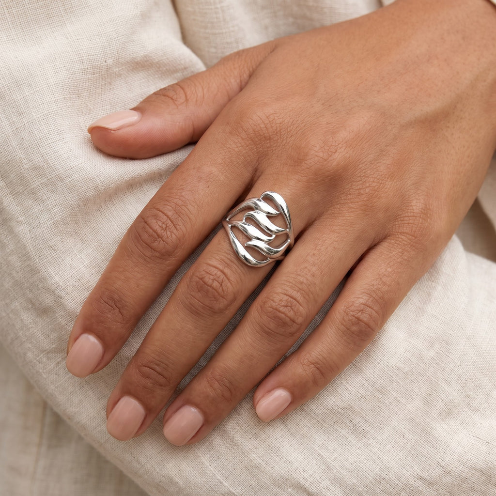 Anillo Llamas plateado puesto