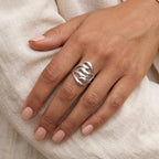 Anillo Llamas plateado puesto