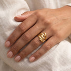 Anillo Llamas dorado puesto