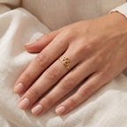 Anillo Loto abierto dorado puesto