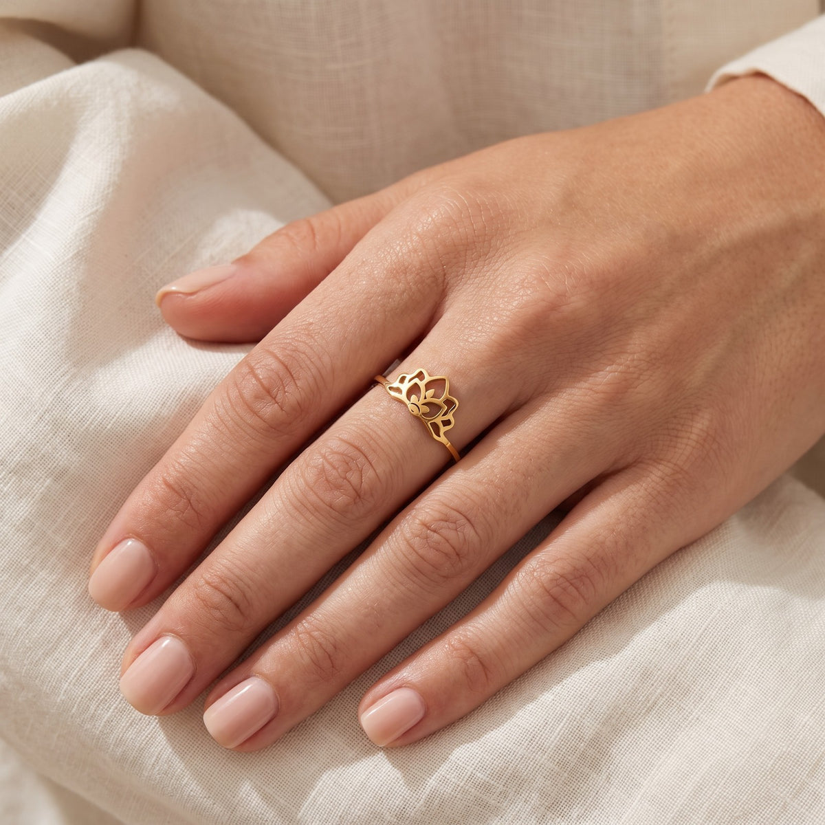 Anillo Loto abierto dorado puesto