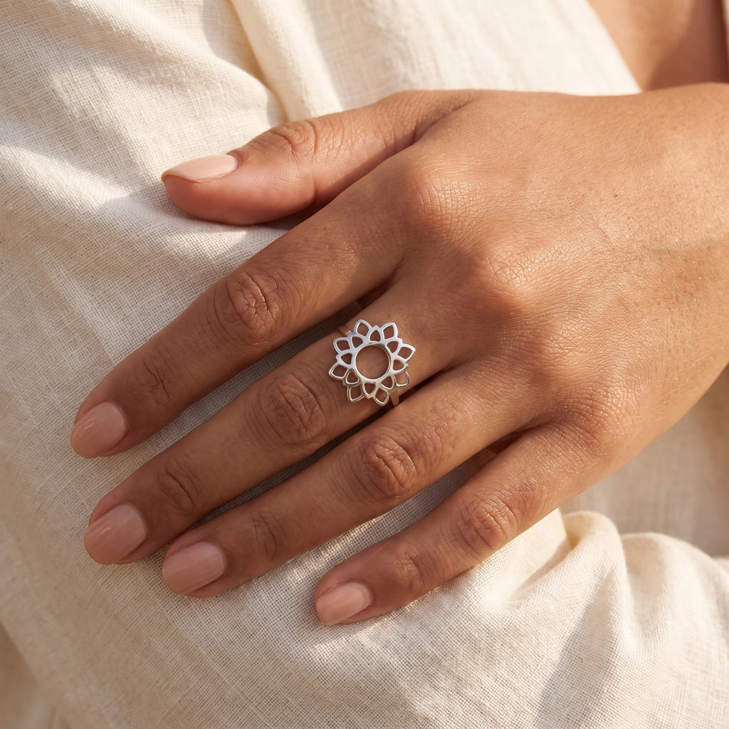 Anillo Loto calado plateado puesto