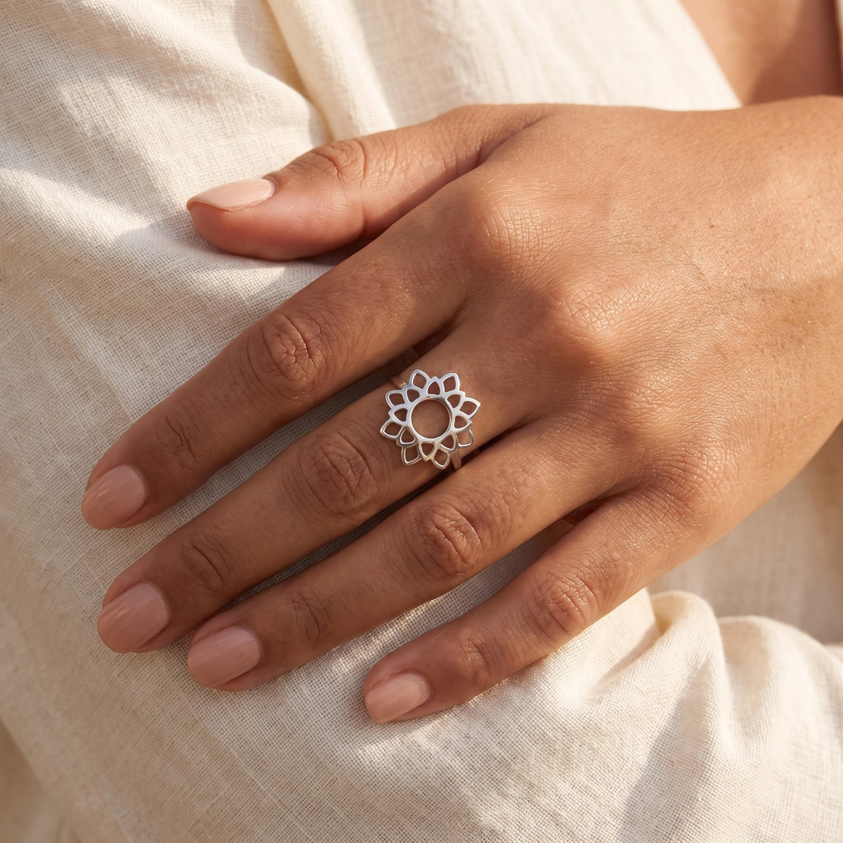Anillo Loto calado plateado puesto