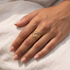 Anillo Loto calado dorado puesto