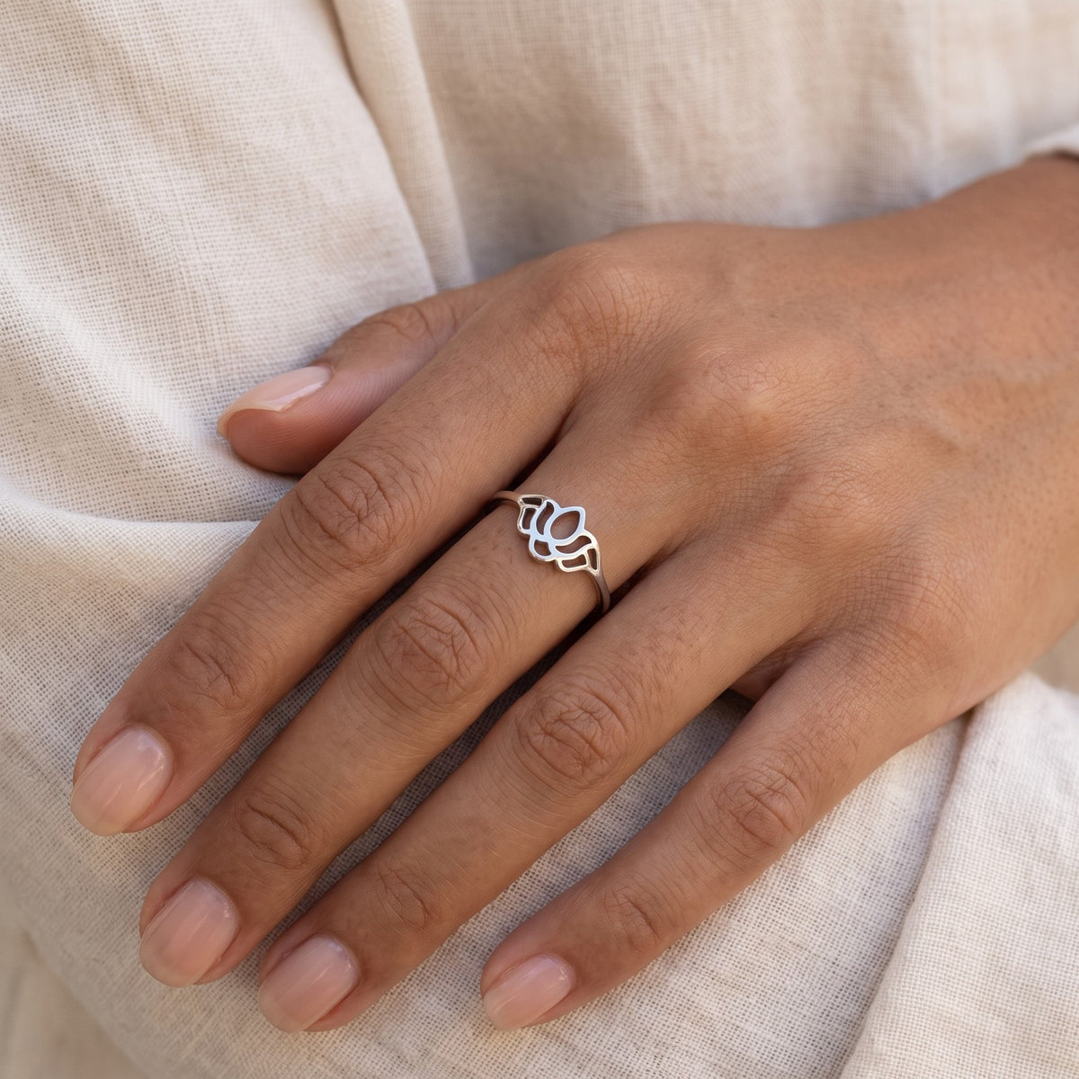 Anillo Loto de perfil plateado puesto