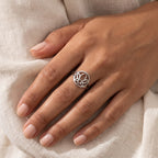 Anillo Loto en el aro plateado puesto