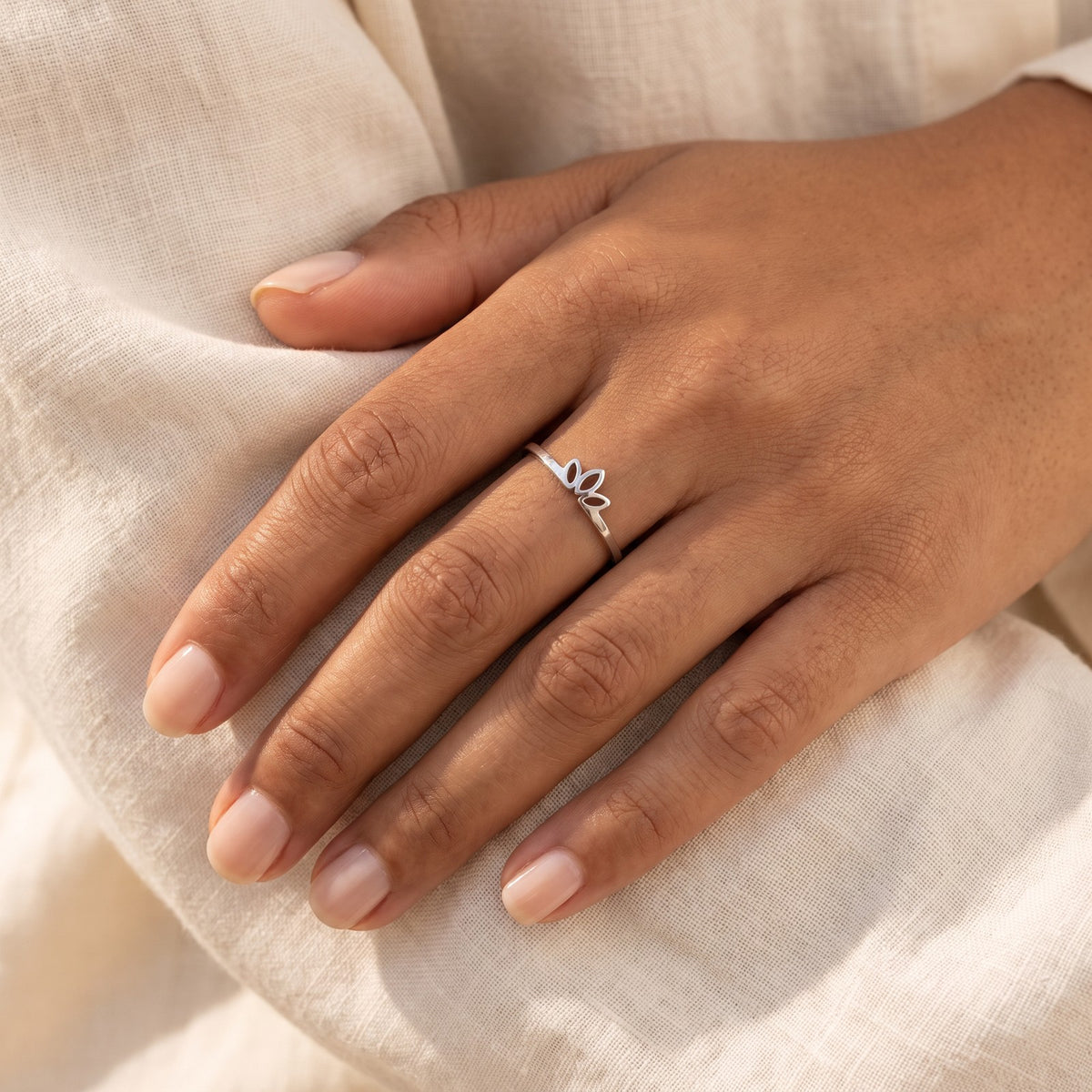 Anillo Loto mini plateado puesto