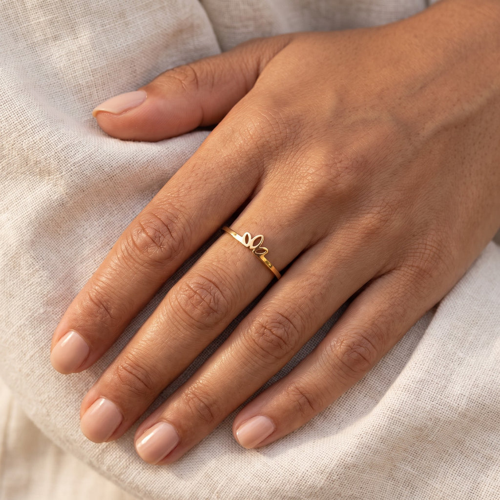 Anillo Loto mini dorado puesto
