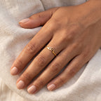 Anillo Loto mini dorado puesto
