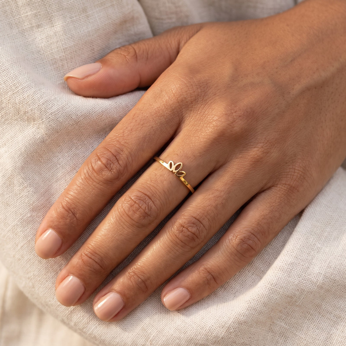 Anillo Loto mini dorado puesto
