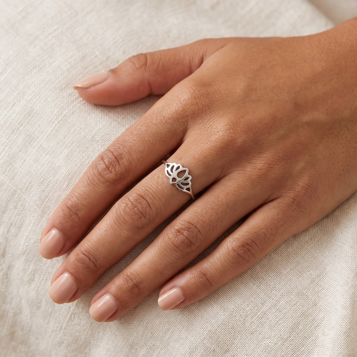 Anillo Loto plateado puesto