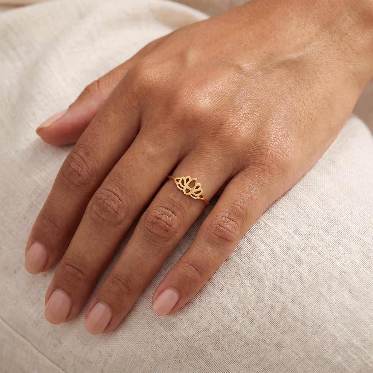 Anillo Loto dorado puesto
