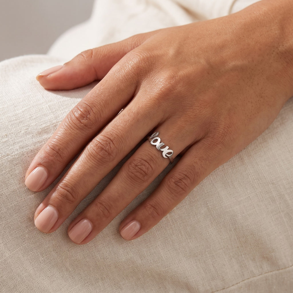 Anillo Love plateado puesto