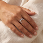 Anillo Luna plateado puesto