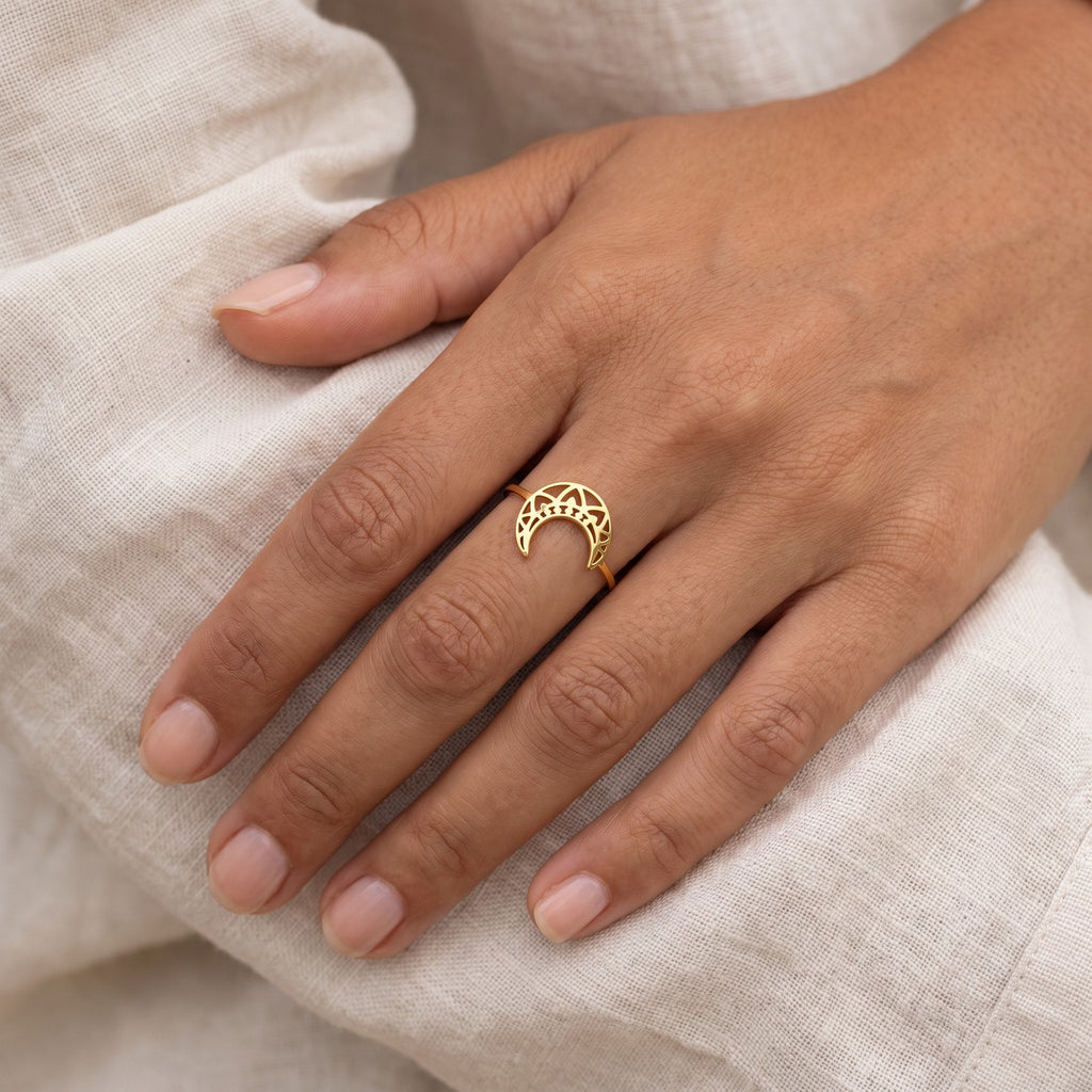 Anillo Luna dorado puesto
