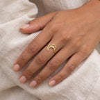 Anillo Luna dorado puesto