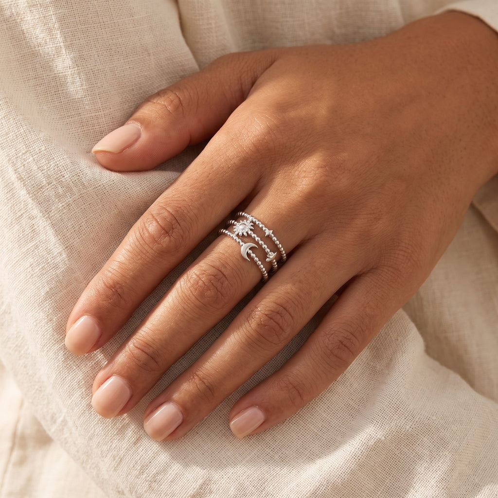 Anillo Luna y bolitas plateado puesto