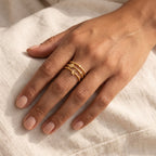 Anillo Luna y bolitas dorado puesto