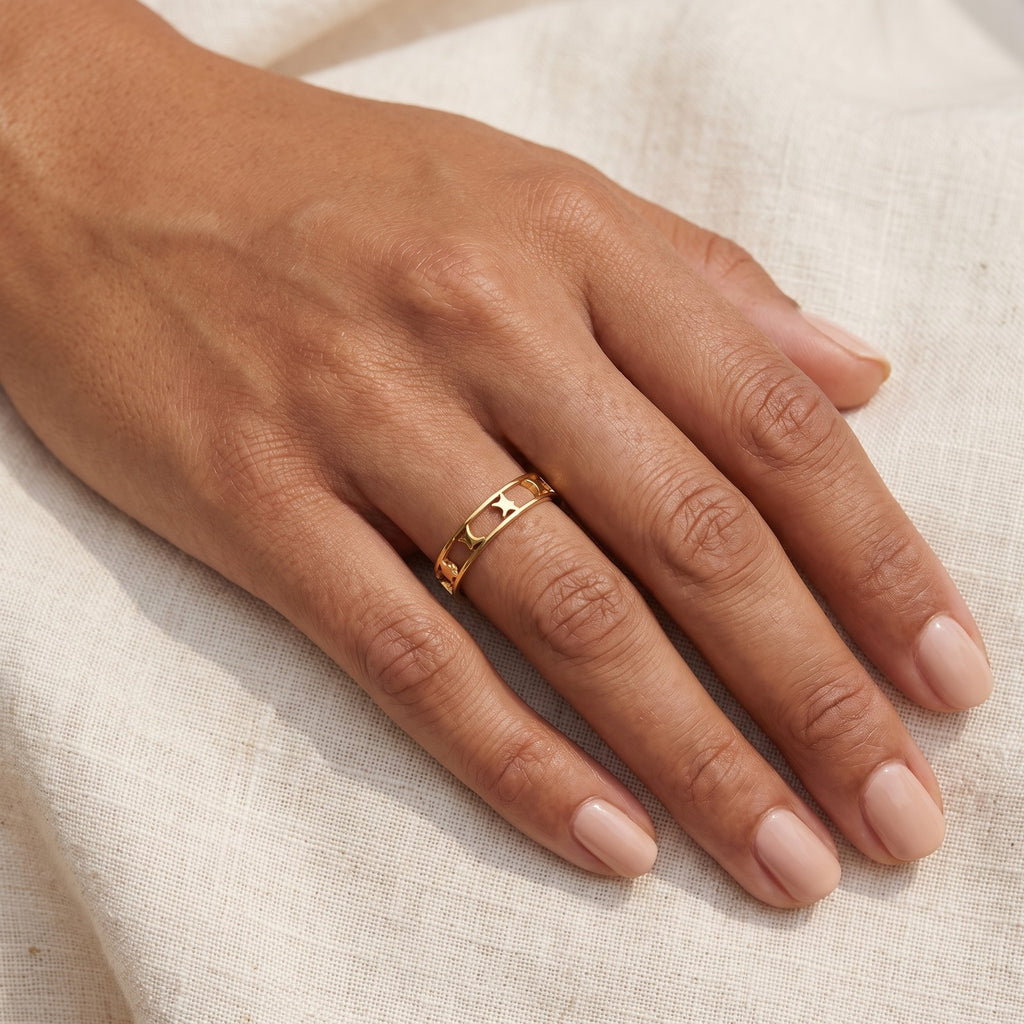 Anillo Luna y estrellas dorado puesto