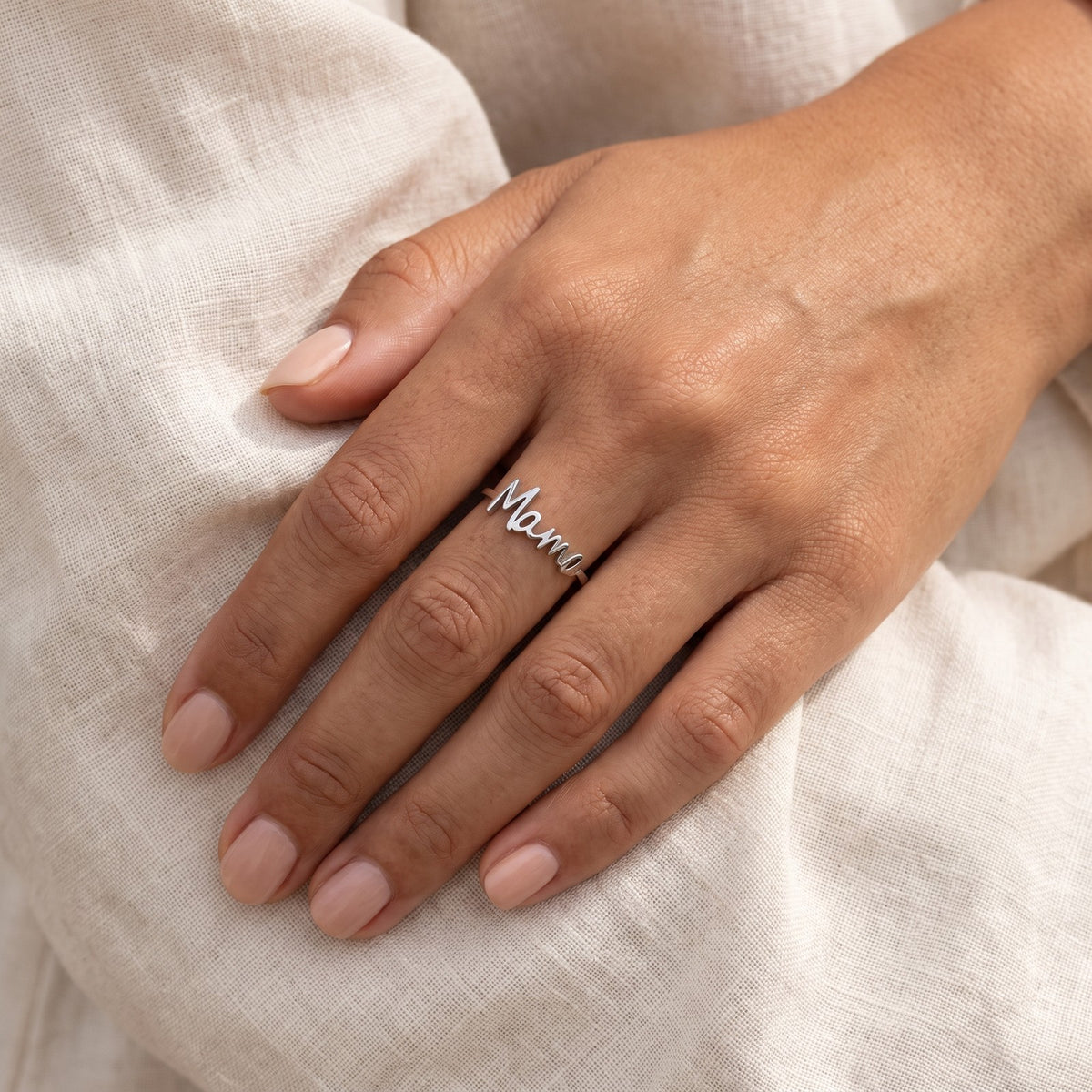 Anillo Mamá plateado puesto