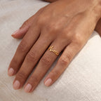Anillo Mamá dorado puesto