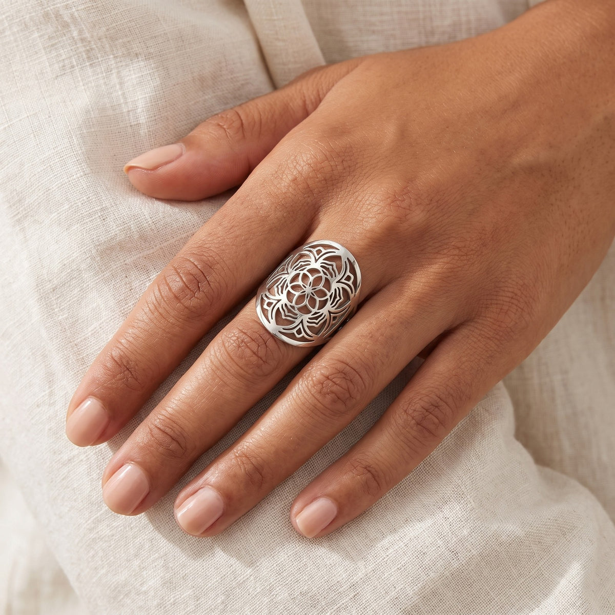Anillo Mandala floral plateado puesto
