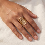 Anillo Mandala floral dorado puesto