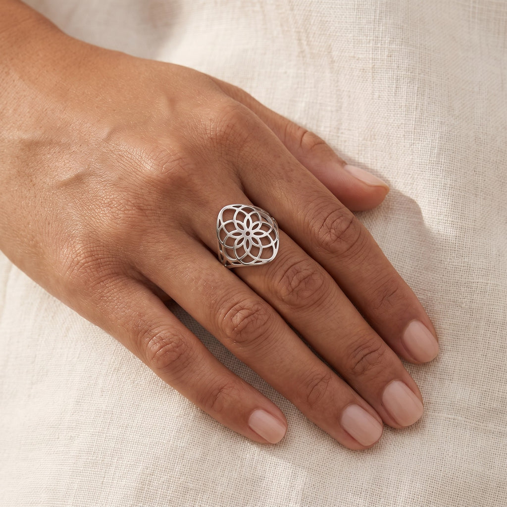 Anillo Mandala plateado puesto