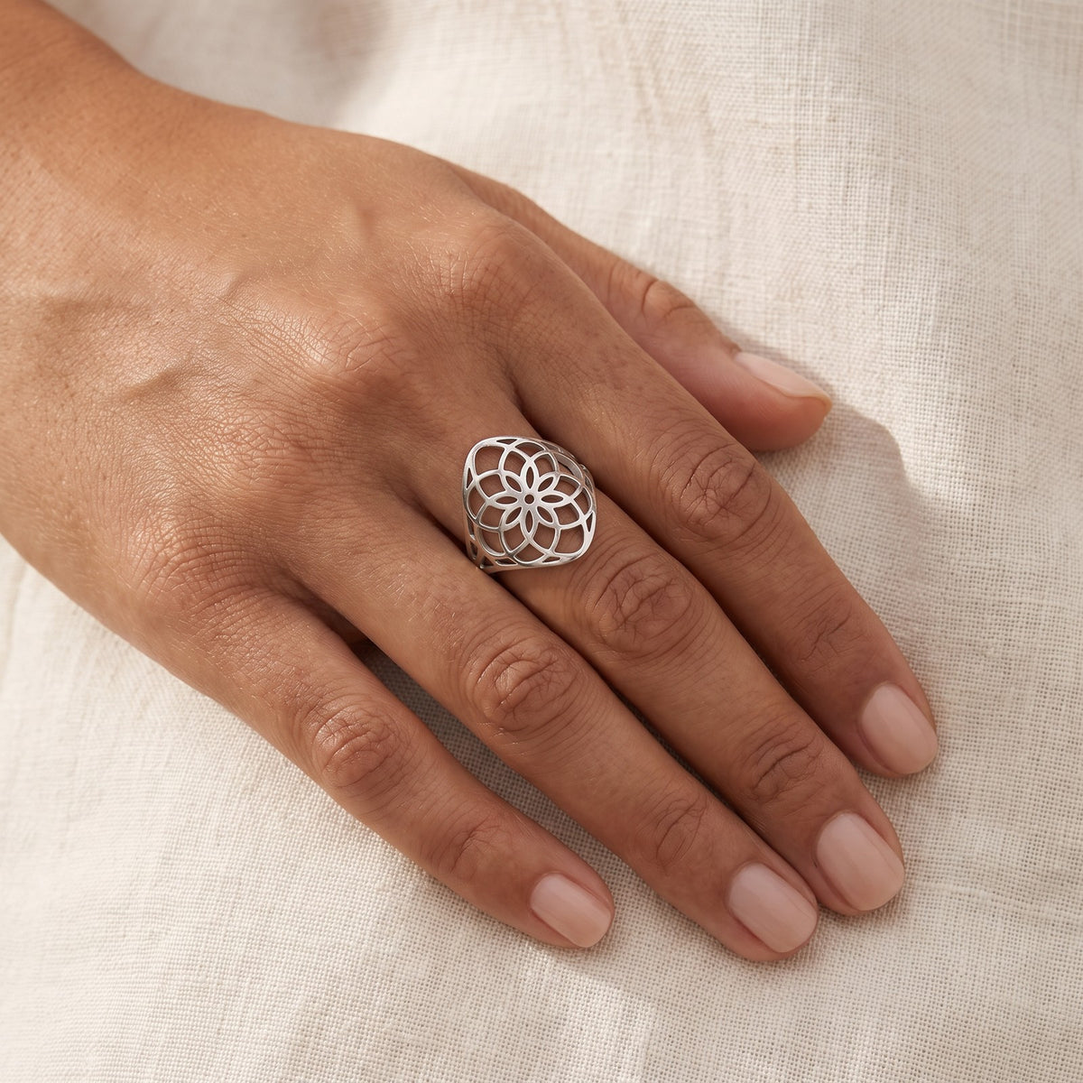 Anillo Mandala plateado puesto