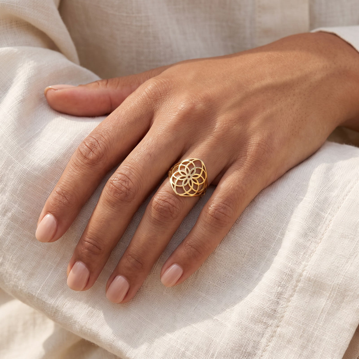 Anillo Mandala dorado puesto