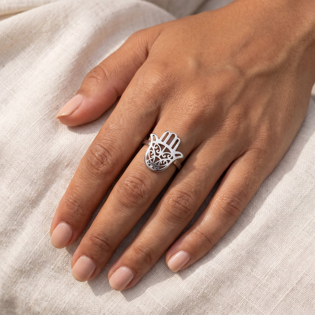 Anillo Mano de Fátima plateado puesto