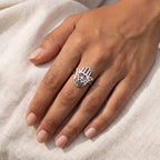 Anillo Mano de Fátima plateado puesto