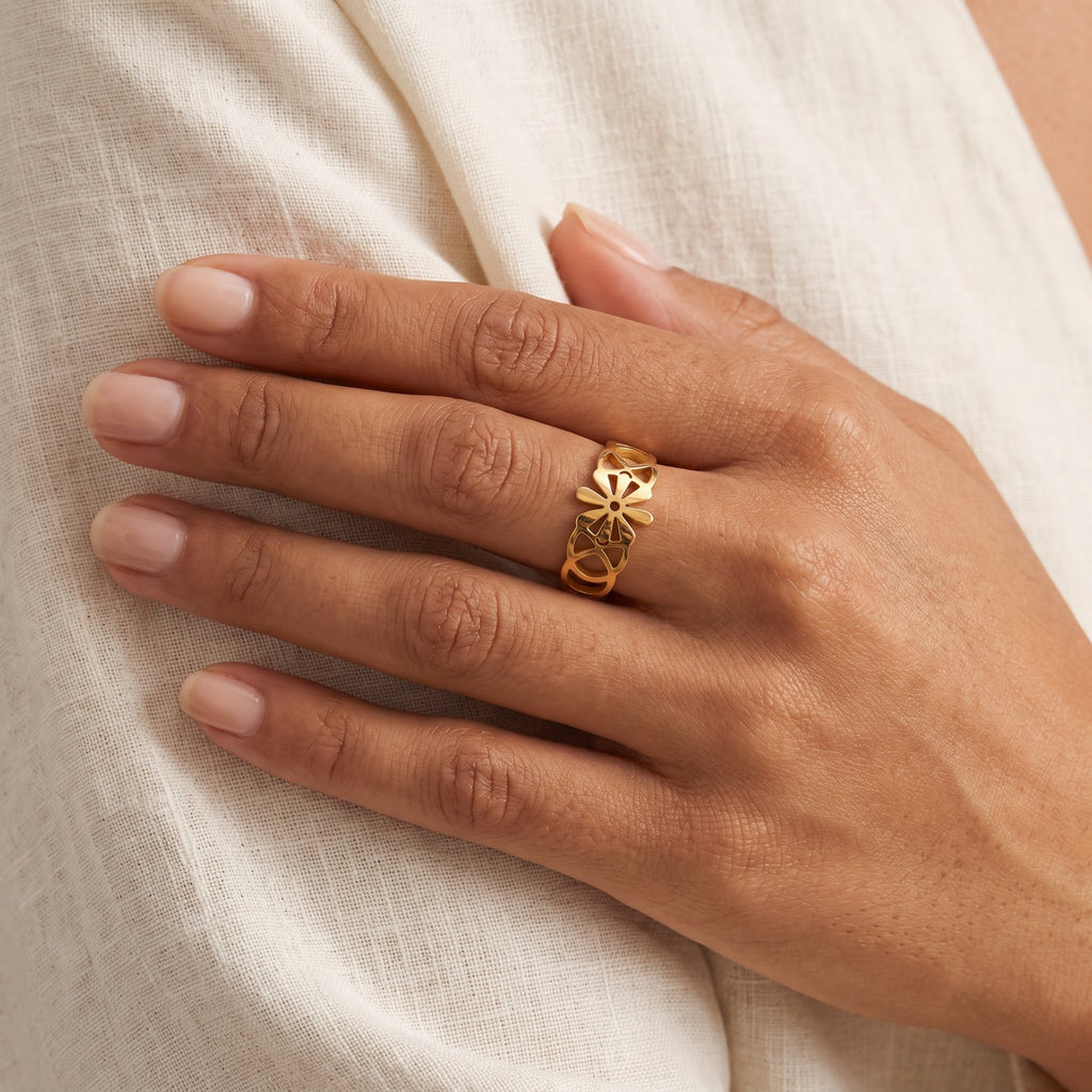 Anillo Margarita calada dorado puesto
