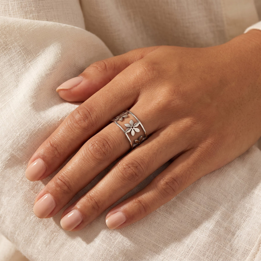 Anillo Margaritas caladas plateado puesto