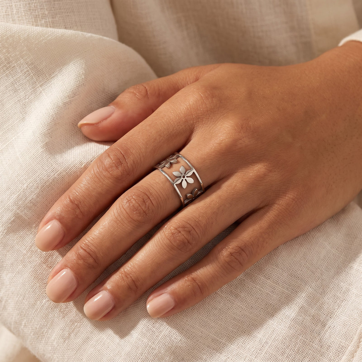 Anillo Margaritas caladas plateado puesto