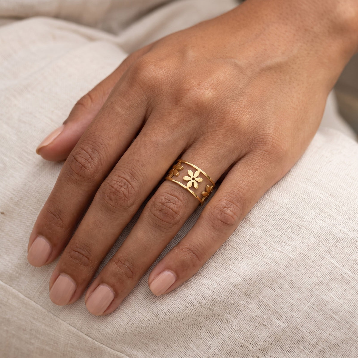 Anillo Margaritas caladas dorado puesto